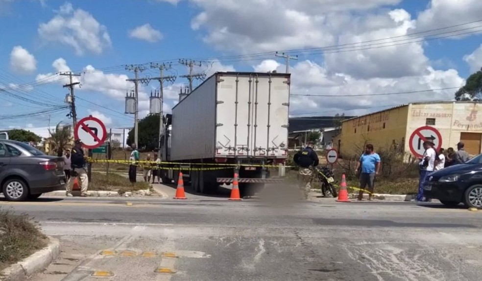 Motociclista morre após ser atingido por carreta no sudoeste da Bahia — Foto: Reprodução/TV Bahia