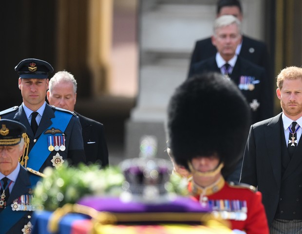 Os príncipes William e Harry com o Rei Charles III acompanham o caixão da Rainha Elizabeth (Foto: Getty Images)