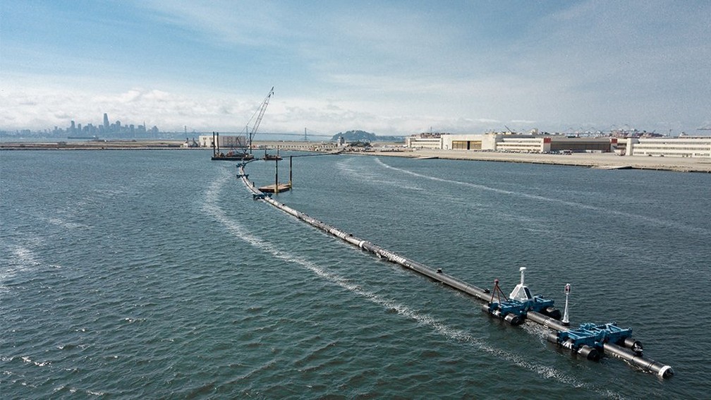 "Temos muita pressa", disse Lonneke Holierhoek, diretora de operações do 'projeto serpente'  (Foto: The Ocean Clean Up/ BBC)