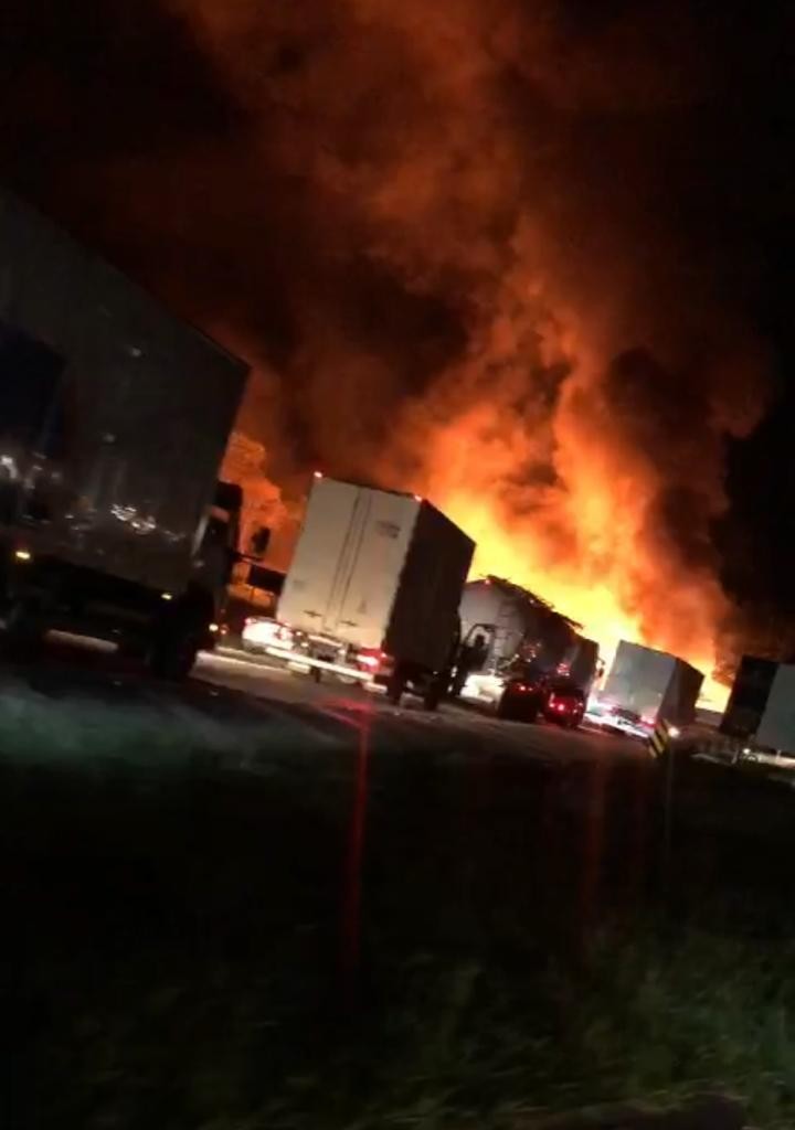 VÍDEO: Incêndio impressionante em veículo interdita rodovia Fernão Dias em Atibaia