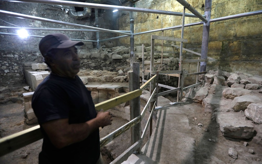 Operário é visto em trecho recém-descoberto do Muro das Lamentações, na Cidade Velha de Jerusalém, na segunda-feira (16) (Foto: Menahem Kahana/AFP)