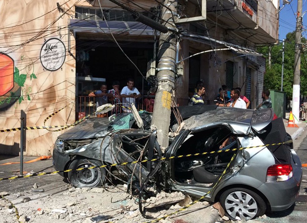 Carro atravessou poste na Zona Sul de SP (Foto: Fernanda Cesaroni/G1)