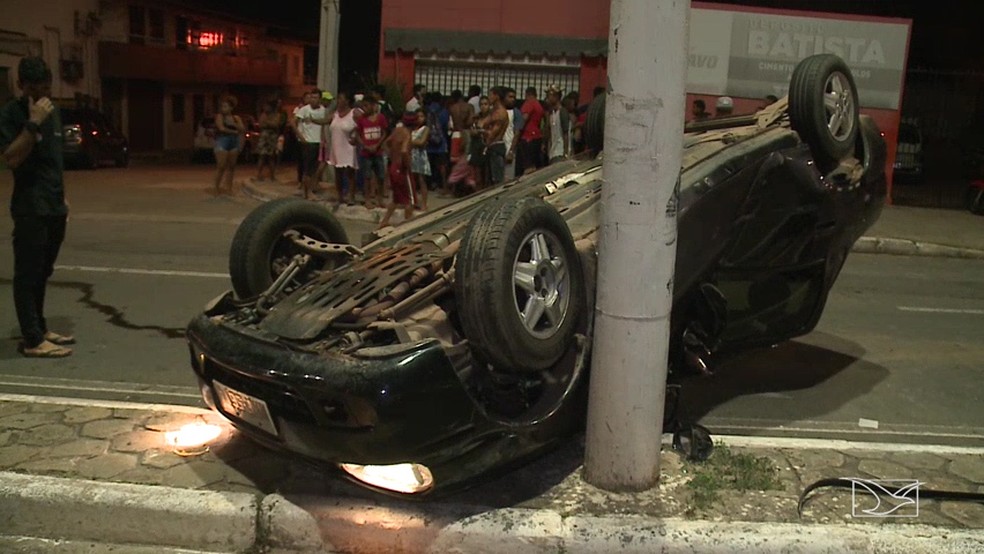 Veículo foi parar no canteiro central da Avenida Ana Jansen em São Luís (Foto: Reprodução/TV Mirante)