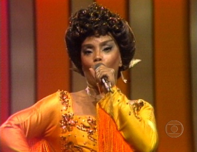  Elza Soares canta samba 'Põe Pimenta' no Globo de Ouro em 1980