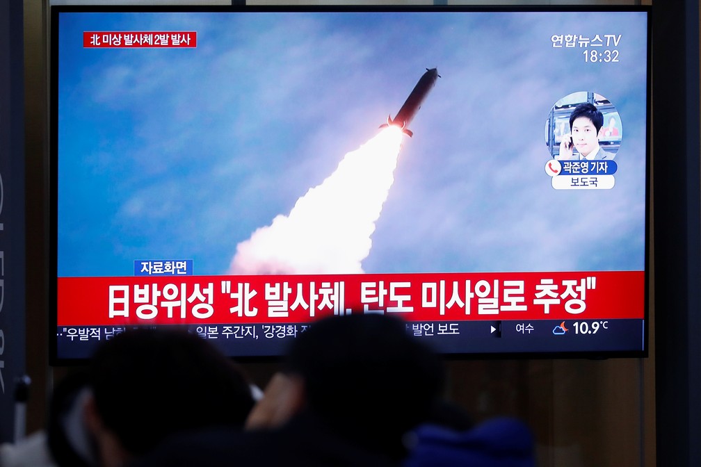 TV sul-coreana exibe disparo feito pela Coreia do Norte na quinta-feira (28) — Foto: Kim Hong-Ji/Reuters