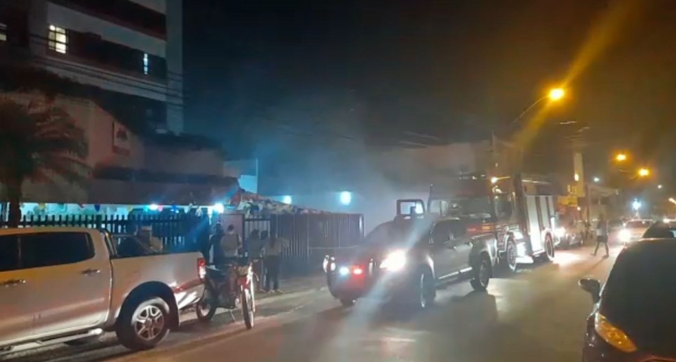 Carro pega fogo dentro de condomínio da Zona Sul de Aracaju — Foto: Reprodução/TV Sergipe