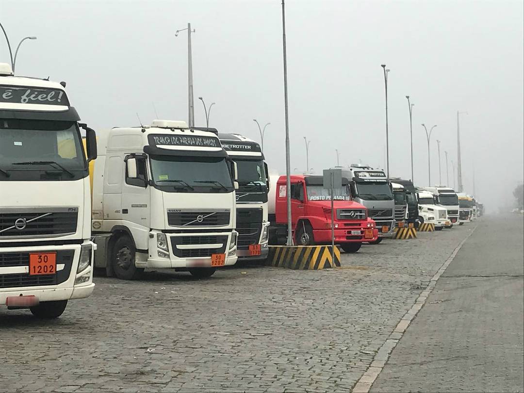 Caminhões esperando para abastecer no terminal de combustíveis da Repar, em Araucária, PR