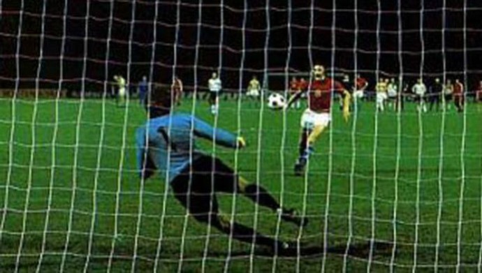 Antonin Panenka penalti cavadinha Eurocopa 1976 (Foto: Reprodução)