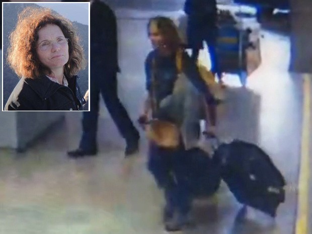A médica Eliza Cremasco aparece desembarcando no Aeroporto de Guarulho levando uma mochila amarela e uma mala de rodinhas (Foto: Reprodução/TV Globo)