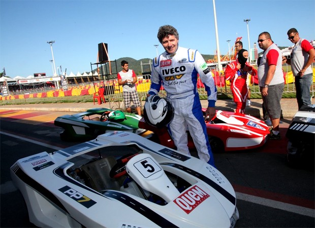 Fabio Villa Verde posa ao lado do kart de corrida (Foto: Claudio Andrade)