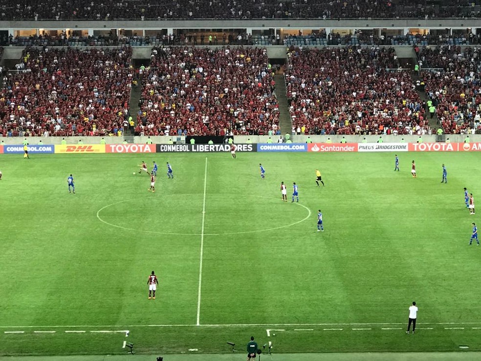Dois jogadores do Cruzeiro pressionam o homem da bola e Barcos adianta marca&ccedil;&atilde;o. Intensidade at&eacute; o primeiro gol (Foto: Cah&ecirc; Mota)
