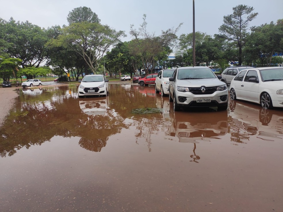 Choveu forte na Asa Sul, em Brasília, logo depois da abertura dos portões para a prova do Enem deste domingo (21) — Foto: Marília Marques/ g1