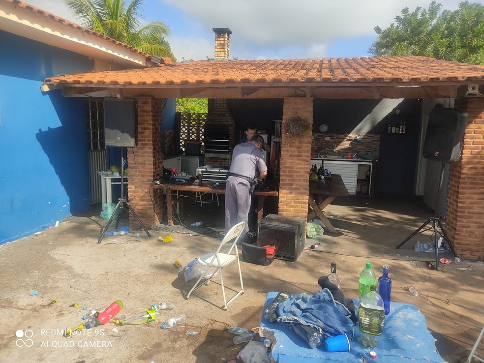 PM constatou aglomeração de pessoas, quantidade excessiva de bebidas alcoólicas e resquícios de drogas ilícitas — Foto: Polícia Militar