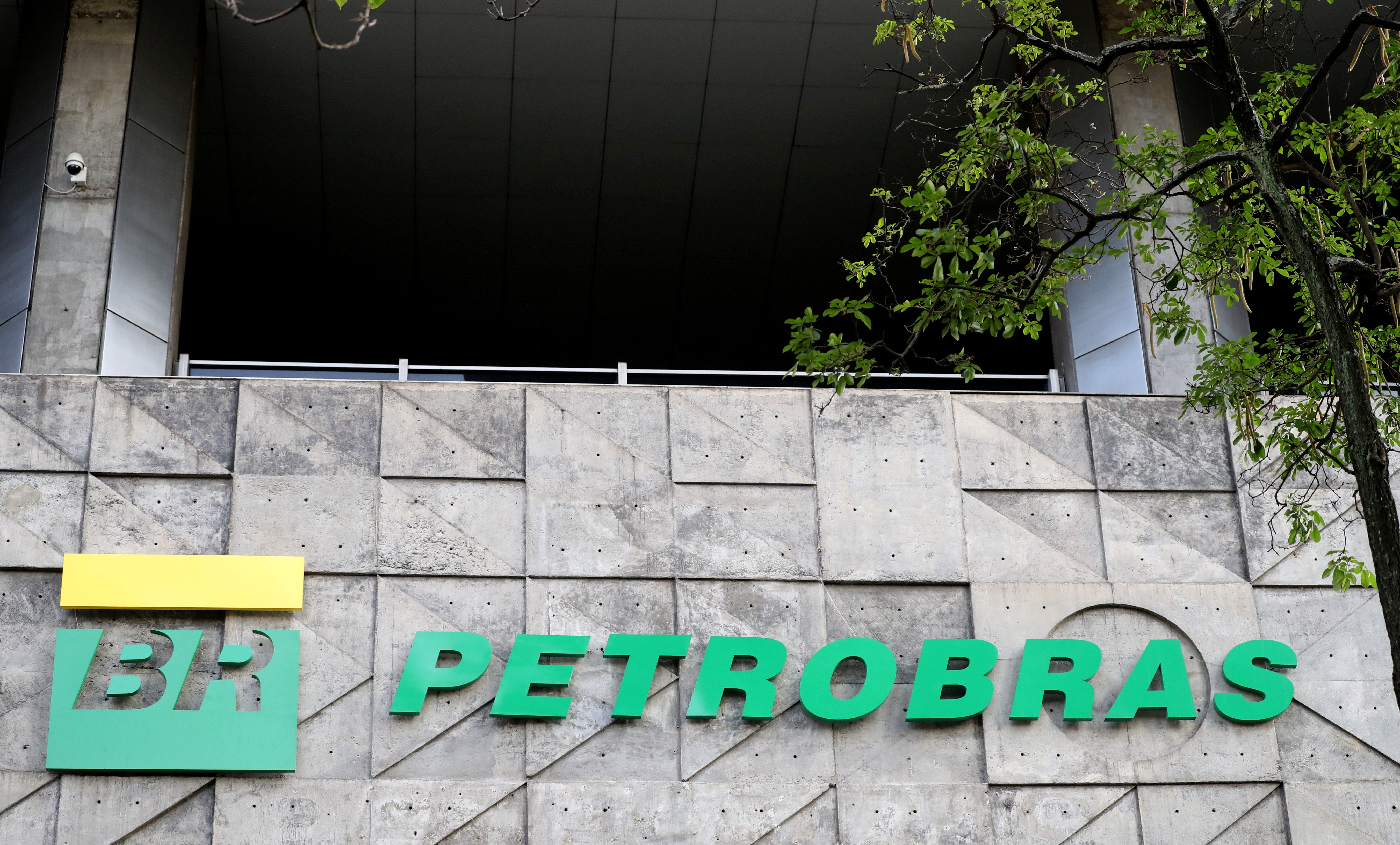 Petrobras vende participação em parque eólico no RN thumbnail