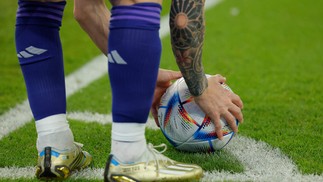 Lionel Messi ajeita a bola para uma cobrança de escanteio — Foto: Odd ANDERSEN / AFP