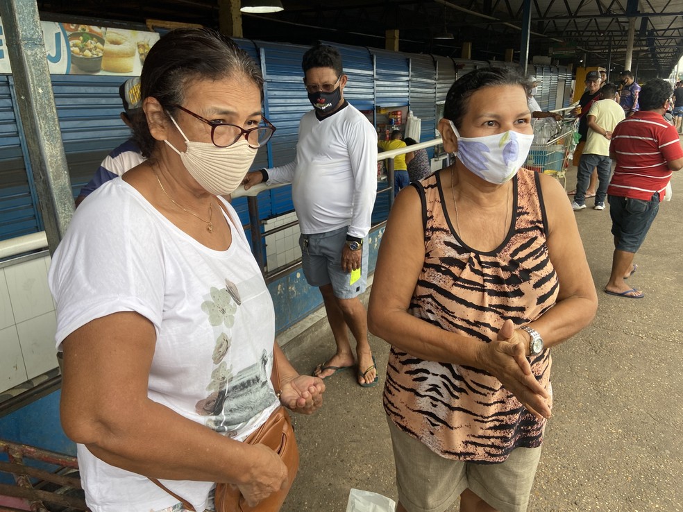 Almira Carvalho teve que deixar irmã Fátima na porta da Feira da Manaus Moderna para fazer compras devido a aglomeração de pessoas. — Foto: Patrick Marques/G1 AM