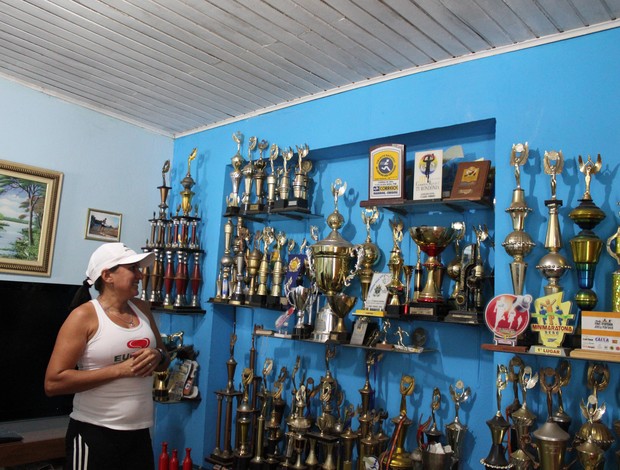 Com orgulho, Marinalva exibe seus troféus logo na primeira parede de sua casa (Foto: Larissa Vieira/GLOBOESPORTE.COM)