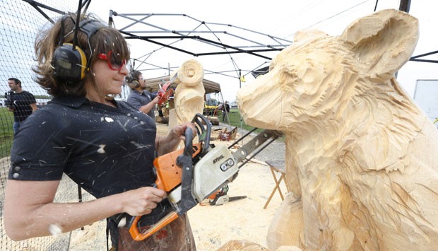 Artista Zoe Boni usa motosserra para esculpir obra durante competição (Foto: Keith Srakocic/AP)