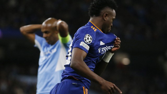 Fernandinho lamenta enquanto Vini Jr. comemora em Manchester City x Real Madrid