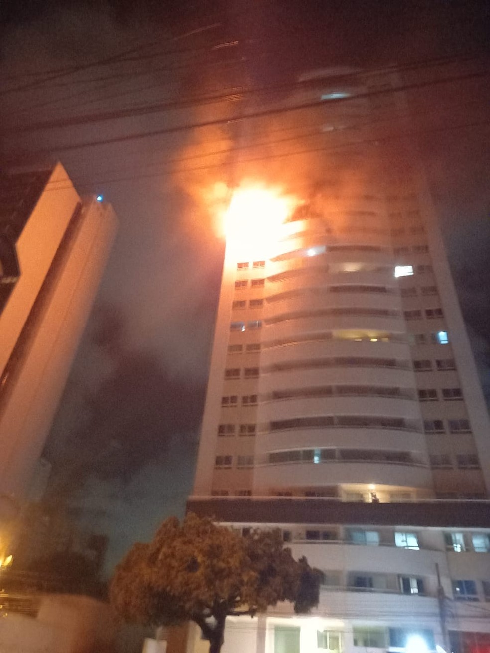 Inc&ecirc;ndio destr&oacute;i apartamento na Zona Leste de Natal, durante a madrugada desta segunda (5). &mdash; Foto: Redes sociais