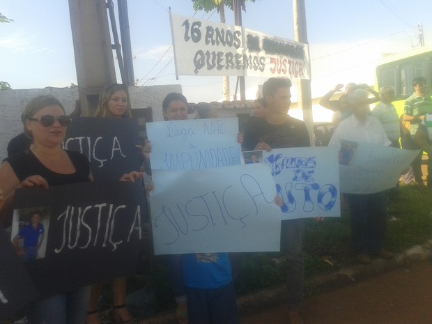 Familiares fazem mobilização pedindo justiça em frente ao Fórum de Miranorte (Foto: Célio Nogueira/Arquivo Pessoal)