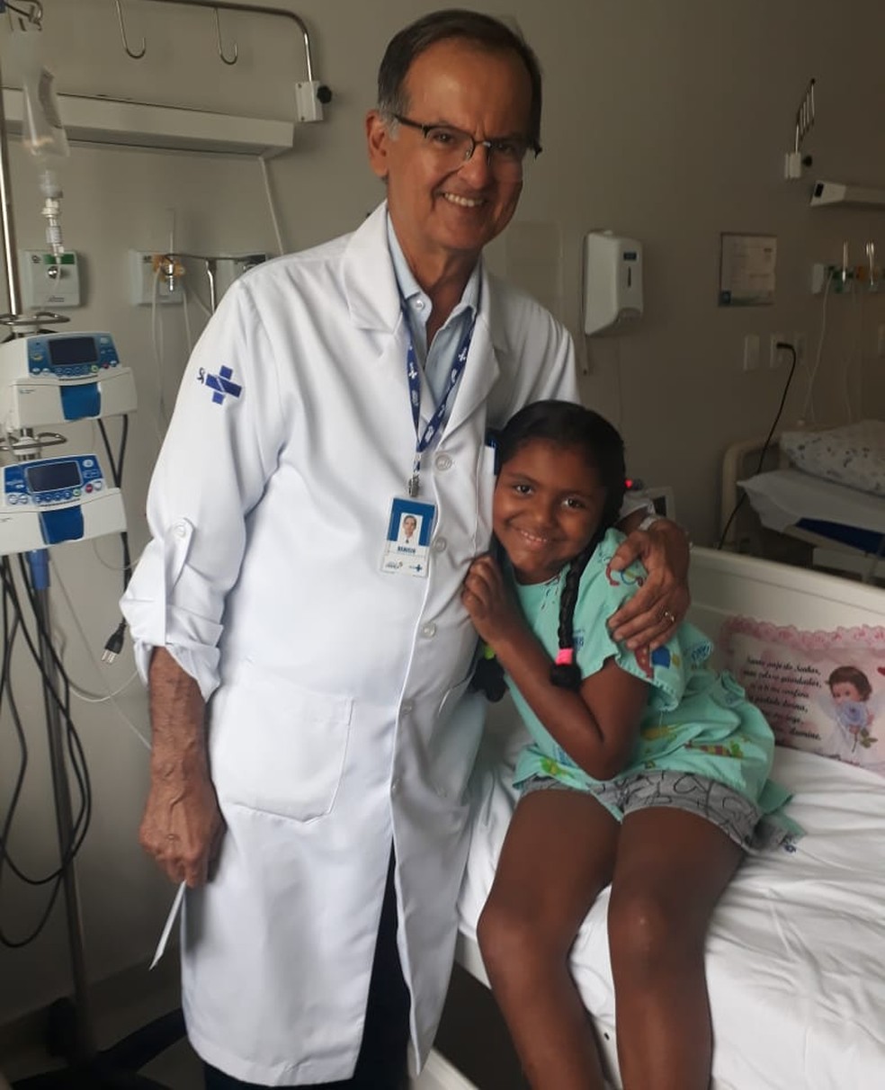 Duci Maria Pereira da Silva ao lado do neurocirurgião Benício Oton — Foto: Pedro de Carvalho/Arquivo pessoal