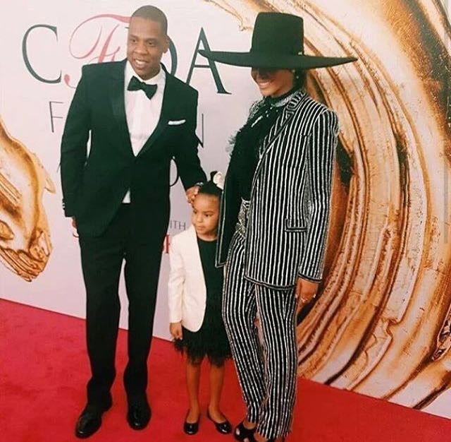 Jay-Z, Blue Ivy e Beyonce após a premiação (Foto: Reprodução/Instagram)