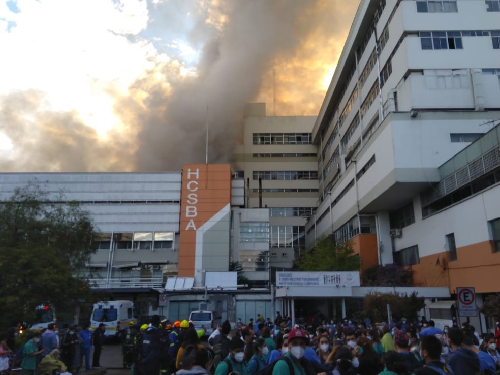 Incêndio no Hospital San Borja Arriarán não atingiu áreas ocupadas por pacientes — Foto: Reprodução/Twitter