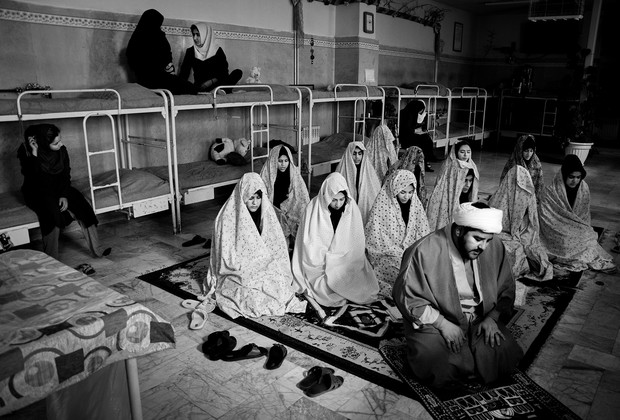 O clero visita as meninas diariamente e ora para que Deus as perdoe (Foto: Sadegh Souri)