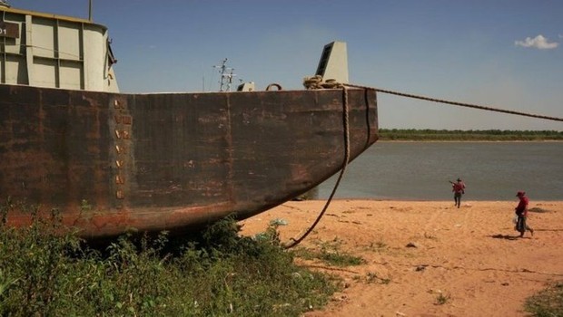 BBC- O rio Paraguai, que passa brevemente pela Bolívia, atravessa o Paraguai e deságua no rio Paraná. O rio Paraguai também apresenta níveis historicamente baixos. (Foto: Getty Images via BBC News Brasil)
