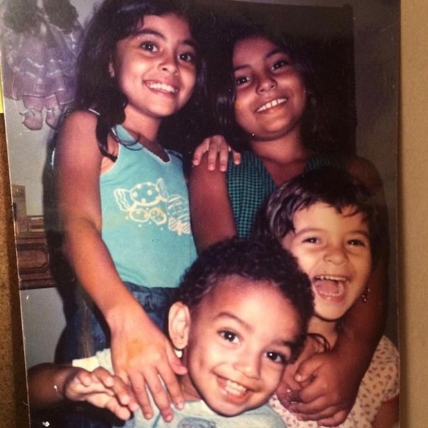 Juliana Paes ao lado dos irmãos Carlos Henrique, Rosana e Mariana (Foto: reprodução/ instagram)