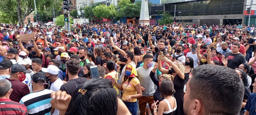 Multidão protesto contra fechamento do comércio em Manaus. — Foto: Paulo Paixão/Rede Amazônica