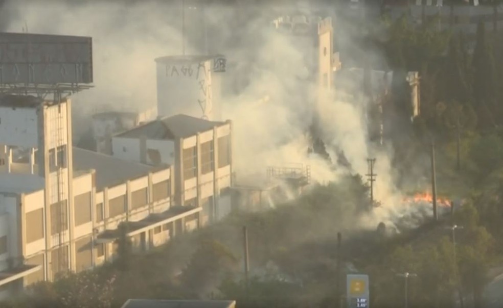 Fogo atinge área de mata ao lado de empresa desativada, em Sorocaba (SP) — Foto: Reprodução/ TV TEM