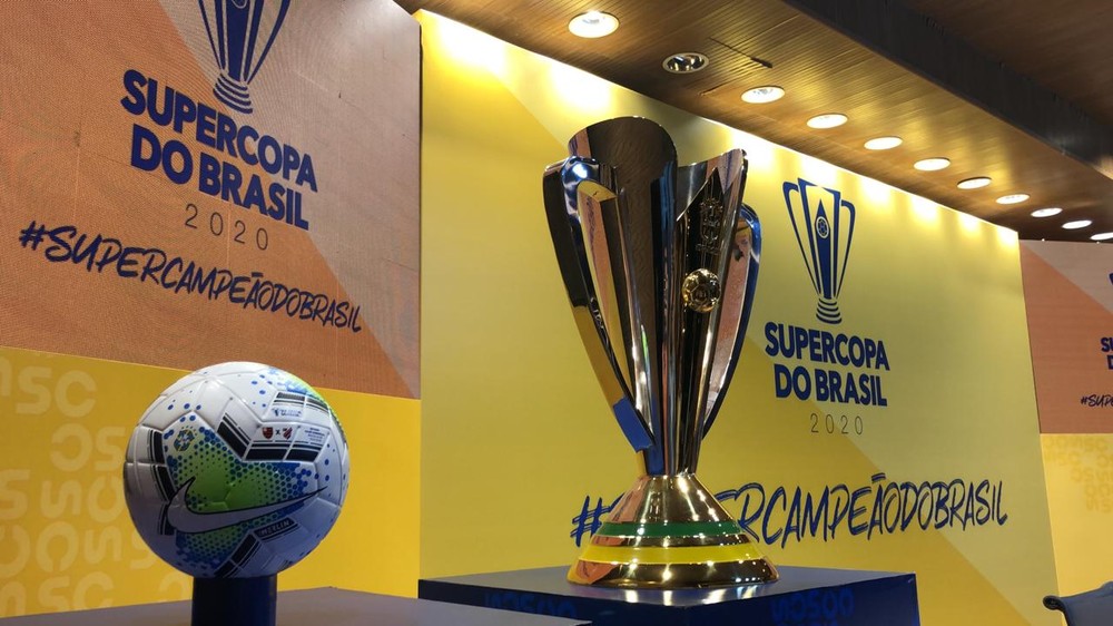 Bola e taça da Supercopa do Brasil em evento da CBF — Foto: Raphael Zarko/GloboEsporte.com