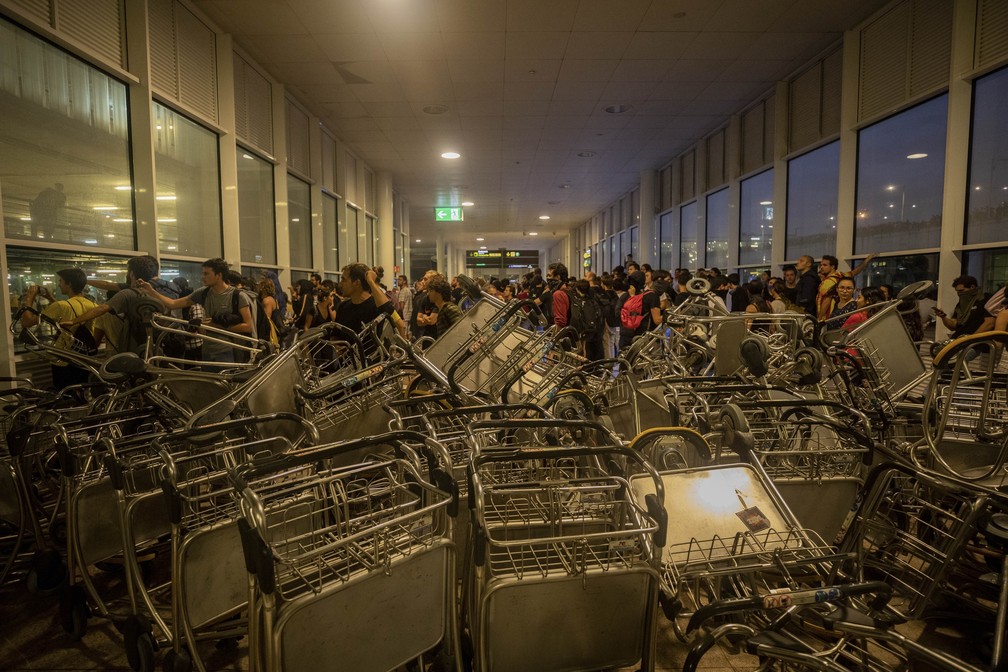 Manifestantes bloquearam com carrinhos a entrada do terminal do aeroporto de El Prat, na região metropolitana de Barcelona, nos protestos contra as prisões de dissidentes da Catalunha — Foto: Bernat Armangue/AP Photo