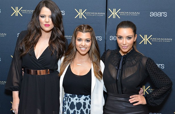 Kim Kardashian e sua família estão há cerca de oito anos invadindo televisores dos EUA e do mundo por meio de reality shows que mostram seu excêntrico e luxuoso estilo de vida. A parte curiosa é que a audiência dada a esses realities é justamente o que deixa o clã Jenner-Kardashian ainda mais rico. Tudo começou depois que vazou um vídeo em que Kim aparecia fazendo sexo com um namorado, o que torna o sucesso dela um fenômeno intrigante, embora indiscutível. (Foto: Getty Images)