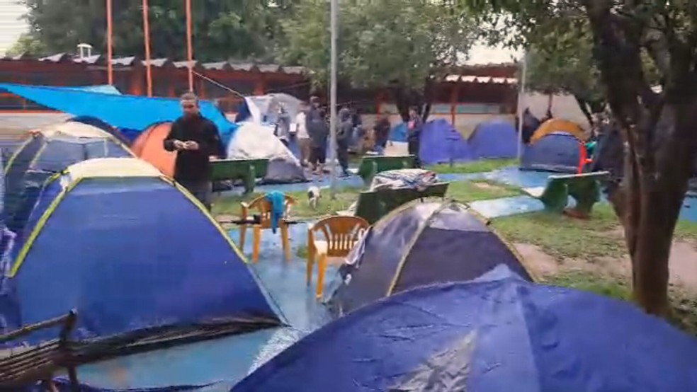 Famílias acampam no Centro de Ensino Médio 1 de Brazlândia para tentar vagas remanescentes ou trocar turno das aulas — Foto: TV Globo/Reprodução