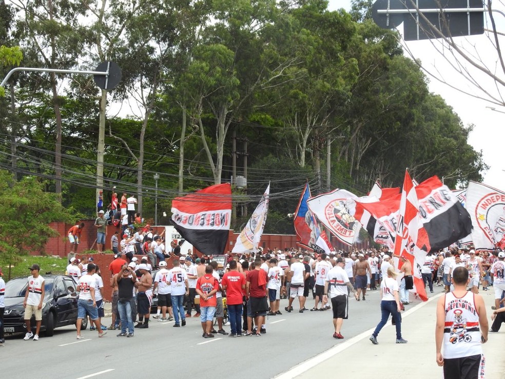 Torcida do São Paulo fez escolta do ônibus do CT até o Pacaembu (Foto: Marcelo Hazan)