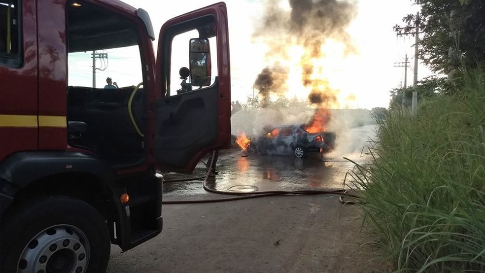 Carro ficou destruÃ­do com o incÃªndio â€” Foto: Weslen Freitas/Arquivo Pessoal