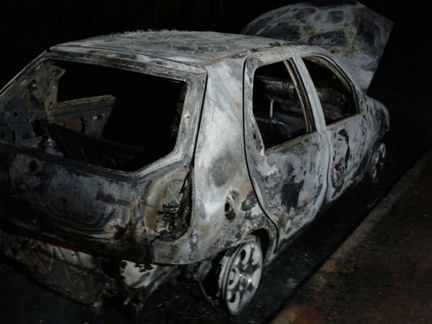 Carro estava em residência que foi incendiada na noite de segunda (18) (Foto: Cidadão no Comando/Divulgação)