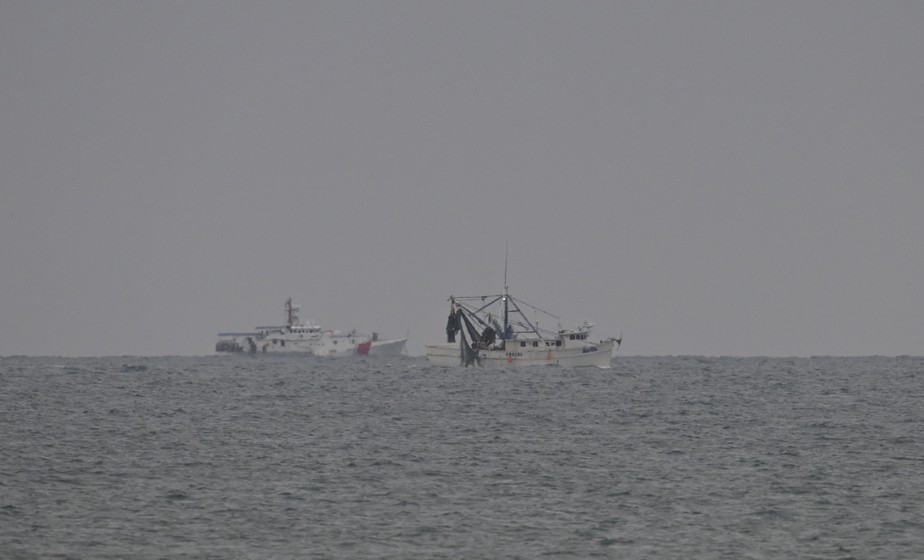 Navios em busca de destroços de objeto voador chinês destruído por um míssil disparado por um caça americano