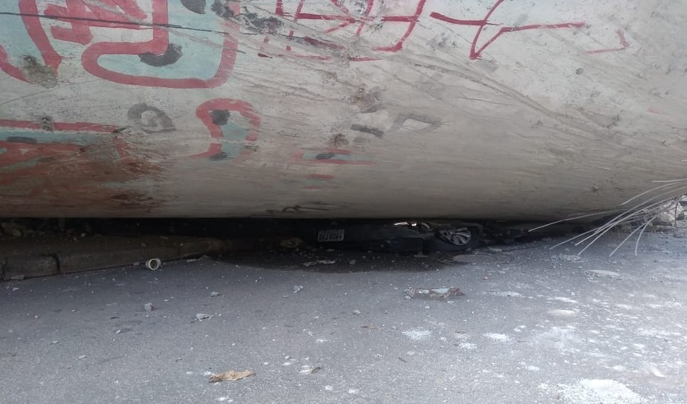 Caixa d'água esmagou um carro por inteiro em Diadema, na Grande SP — Foto: Cb PM Oliver/Comando de Bombeiros Metropolitano