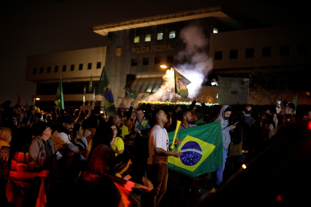 Apoiadores de Bolsonaro comemoram resultado da eleição em frente à sede da PF, em Curitiba — Foto: Rodolfo Buhrer/Reuters