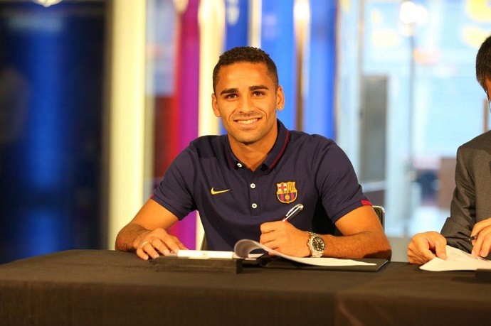 Douglas assina contrato Barcelona (Foto: Reprodução/Twitter)