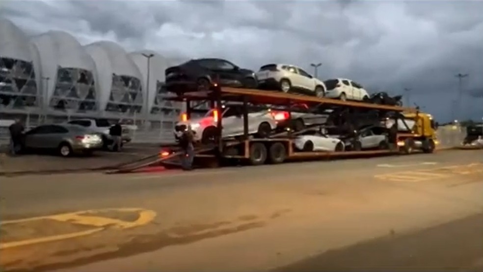 Cegonha com carros de luxo de 'Il Padrino' são levados de Juazeiro do Norte, no Ceará, para Brasília — Foto: TV Verdes Mares/Reprodução