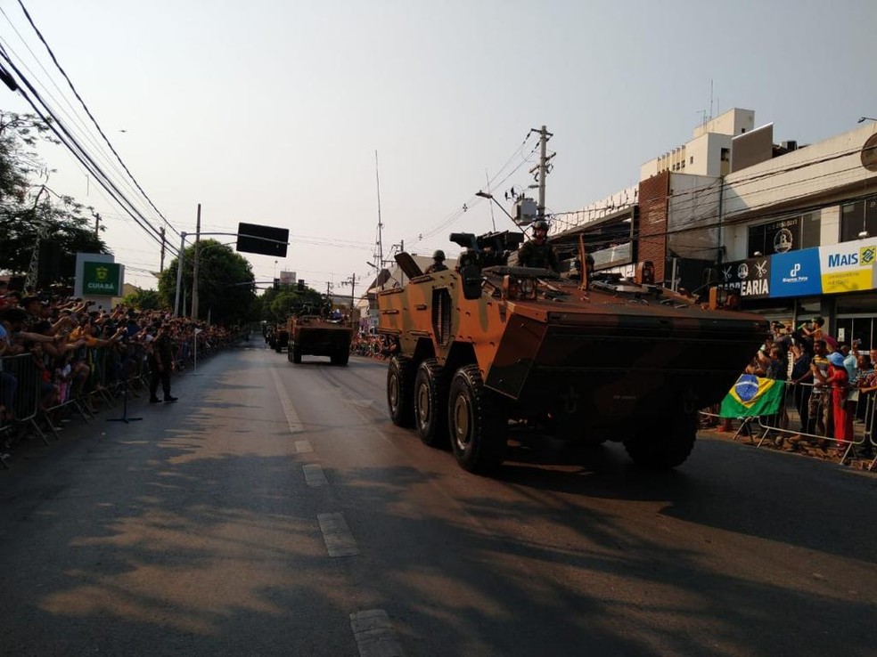 Moradores de Cuiabá puderam assistir às apresentações das forças armadas. — Foto: Luiz Viera/TV Centro América