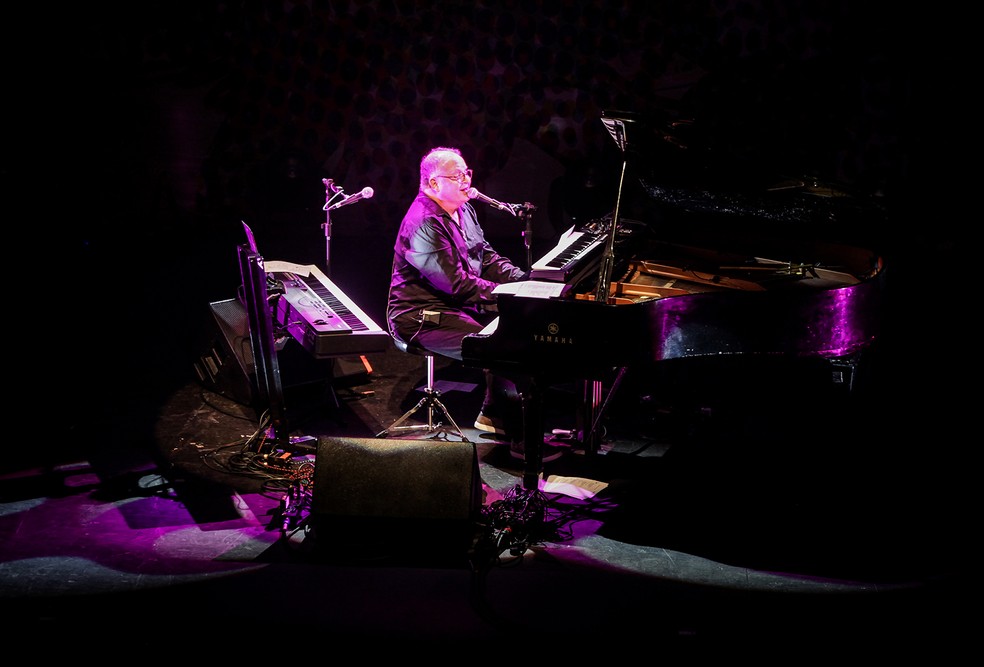 Guilherme Arantes tocou dois pianos em apresentação de cerca de três horas — Foto: Divulgação Vivo Rio / Ricardo Nunes