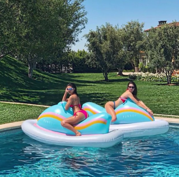 Kourtney ao lado da irmã Kendall (Foto: Reprodução/Instagram)