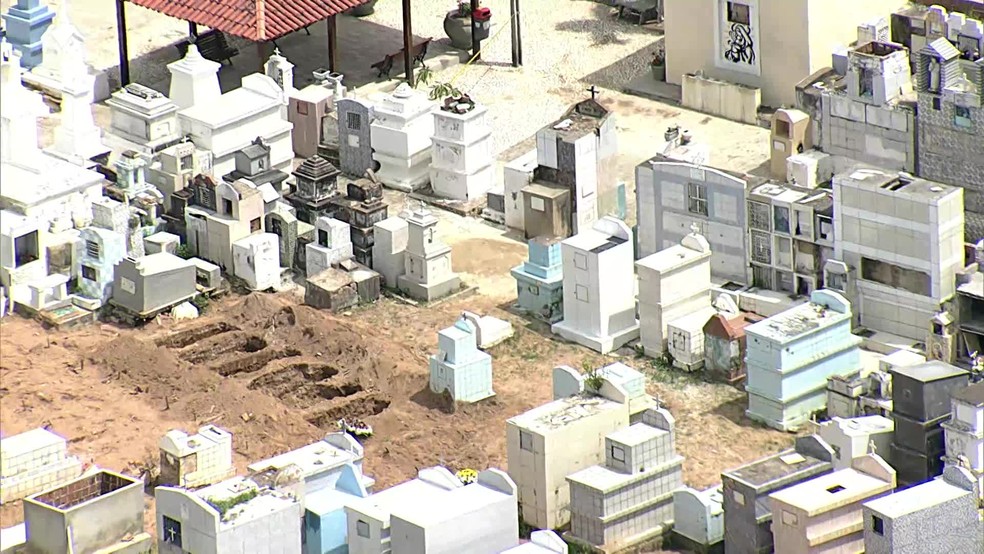 Cemitério de Guadalupe, em Olinda, tem covas abertas para mortos com Covid-19 — Foto: Reprodução/TV Globo