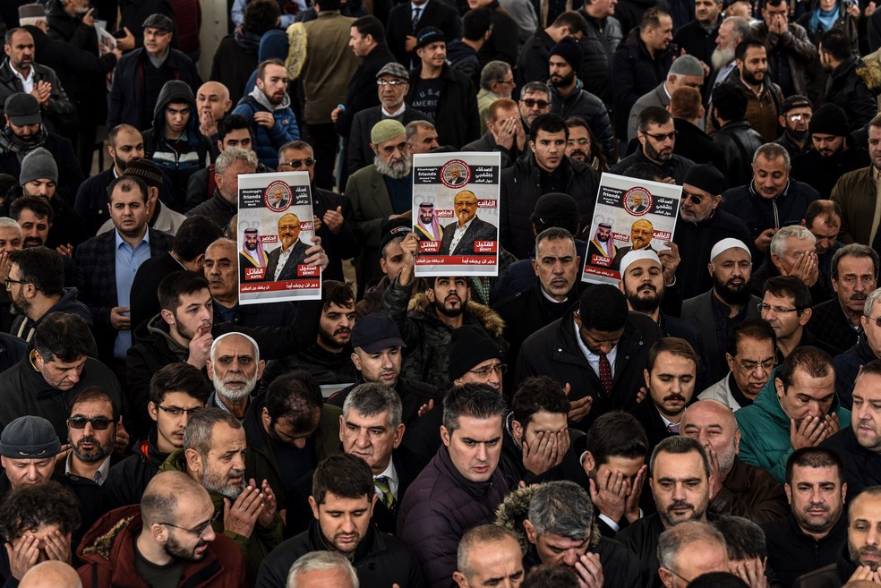 Pessoas fazem funeral simbólico e oram pelo Jornalista Jamal Khashoggi em Instambul, em outubro de 2018 — Foto: Bulent Kilic/AFP